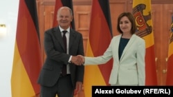 German Chancellor Olaf Scholz (left) and Moldovan President Maia Sandu in Chisinau on August 21.