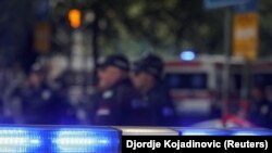 Србија, Белград -- Полицијата ја обезбедува областа откако момче отвори оган врз други ученици и вработени во училиште во центарот на Белград, 3 мај 2023 година