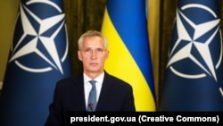  Єнс Столтенберґ каже, що на зустрічі обговорювали, як надати Україні більше систем протиповітряної оборони, оскільки ситуація на полі бою залишається дуже складною