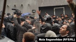 Акция сторонников «Альт-инфо» у дома Наты Перадзе