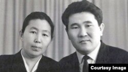 Султан Ибраимов жубайы Рева Телтаева менен. Сүрөт кайсы жылы тартылганы белгисиз