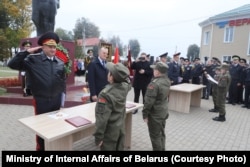 Дзеці з патрыятычнага клюбу вітаюць міністра ўнутраных справаў Івана Кубракова, ілюстрацыйнае фота