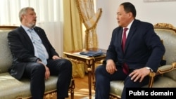 Kazakh Deputy Minister Yermukhambet Konuspaev (right) meets with Ukrainian Ambassador Petr Vrublevskiy. (file photo) 