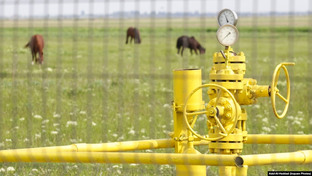 Romgaz, companie de stat, scoate gaz din perimetrul de la Caragele, județul Buzău, doar cu sonde de explorare - fără a atinge pungile principale cu resurse naturale. În imagine cadru surprins la Caragele în 2017, atunci când a fost inaugurată instalația de explorare.