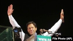 عمران خان د ۲۰۲۲م کال د اپرېل پر ۱۰مه په قامي اسمبلۍ کې د عدم اعتماد تحریک له لارې د وزیراعظم له چوکۍ لرې کړل شوی وو.