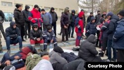 Жаңаөзен әкімдігінің алдында наразылық акциясын өткізіп тұрған азаматтар. 15 наурыз 2022 жыл.