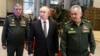 Președintele rus Vladimir Putin, escortat de ministrul rus al apărării, Serghei Șoigu (dreapta), și de șeful Statului Major, generalul Valery Gerasimov (stânga). Putin a demis și arestat mai mulți generali în ultima perioadă. Starea sa de nervozitate devine tot mai evidentă. 