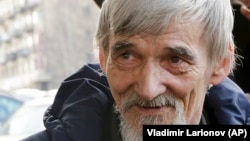 Russian historian Yury Dmitriyev speaks to journalists outside a courtroom in the city of Petrozavodsk in April 2018, where he was initially acquitted on the same charges.