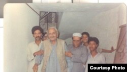غني خان د لیکوال فضل غني د مور پر مړینې فاتحه ته ورروان دی. ۱۹۹۰م کال