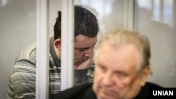 Тарас Синичак (ліворуч) у суді