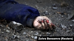 Trupul neînsuflețit al unei femei ucise de trupele rusești la Bucea, orășel aflat la 60 km de Kiev. Trupele ucrainene care au eliberat Bucea sâmbătă au descoperit gropi comune cu zeci și zeci de cadavre. BBC notează că cel puțin 20 de civili împușcați au fost lăsați pe străzi. 