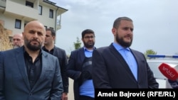Usame Zukorlić (desno), sin Muamera Zukorlića daje izjavu novinarima uoči ekshumacije tela njegovog oca