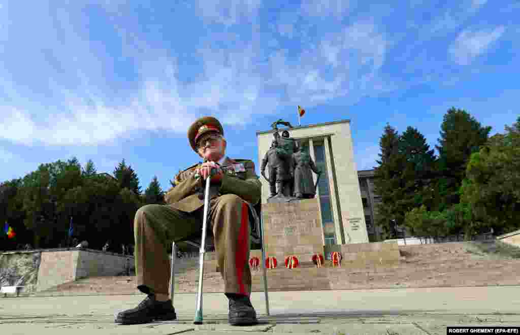 Veteran iz Drugog svjetskog rata Oktavijan Leru ispred Memorijala herojima Drugog svjetskog rata nakon ceremonije obilježavanja 77. godišnjice Dana pobjede u Bukureštu 9. maja.