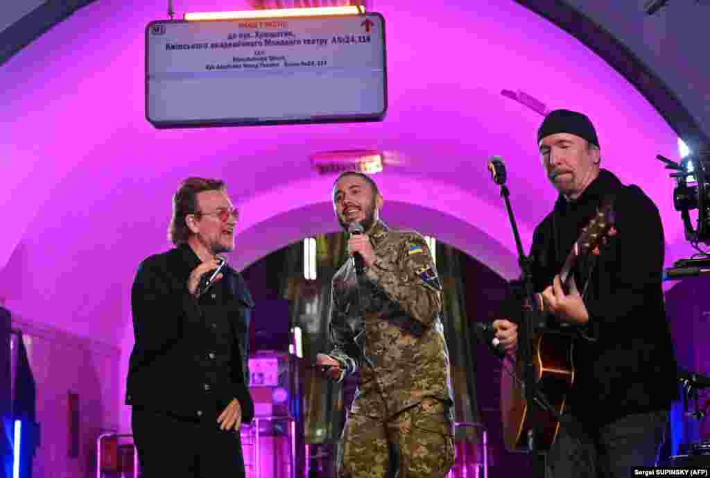 Pjevač grupe U2 Bono Vox (lijevo) i gitarista The Edge (desno) nastupaju na stanici metroa u Kijevu sa ukrajinskim pjevačem Tarasom Topolijom (u sredini), koji sada služi u ukrajinskoj vojsci. Bono se osvrnuo na hit pjesmu benda Pride (In The Name of Love) kada je rekao: "Večeras, 8. maja, pucnji će odjeknuti na nebu Ukrajine, ali ćete konačno biti slobodni. Oni vam mogu oduzeti živote, ali oni nikada ne mogu uzeti tvoj ponos".