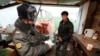 Российский полицейский проверяет документы иностранного гражданина. Иллюстративное фото.