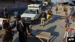 Pakistani police stand guard along a road in Bannu. (file photo)