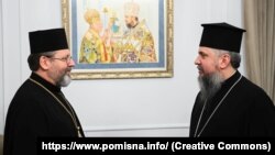Предстоятель УГКЦ митрополит Святослав (слева) и предстоятель ПЦУ митрополит Киевский и всея Украины Эпифаний, 24 декабря 2022 года