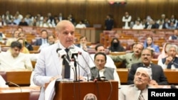 شهباز شریف د اپرېل پر ۱۱مه د پخواني وزیراعظم عمران خان تر ګوښه کېدو یوه ورځ وروسته د پاکستان د نوي اېتلافي حکومت مشر شو.