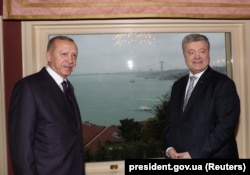 Turkish President Recep Tayyip Erdogan (left) and his Ukrainian counterpart, Petro Poroshenko, in Istanbul earlier this month.