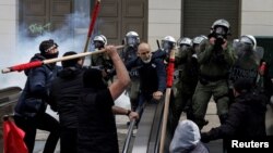 Атина, 5 март , 2023 - Демонстранти се судрија со полицијата за време на протестите поради железничката несреќа во близина на Лариса