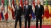 Премьер-министр Армении Никол Пшаинян (слева), президент Европейского совета Шарль Мишел (в центре) и президент Азербайджана Ильхам Алиев перед брюссельской встречей, 6 апреля 2022 г․