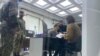 Равшан Жээнбеков Борбордук шайлоо комиссиясынын имаратында.
