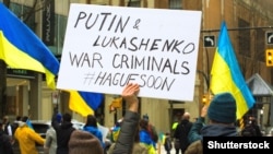 «Плакат з написом «Путін і Лукашенко – воєнні злочинці. Гаага буде скоро» під час акції протесту проти збройної агресії Росії щодо України. Ванкувер, Канада, 26 лютого 2022 року