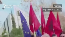 Лидерот на албанската опозиција Сали Бериша нападнат на протестот во Тирана