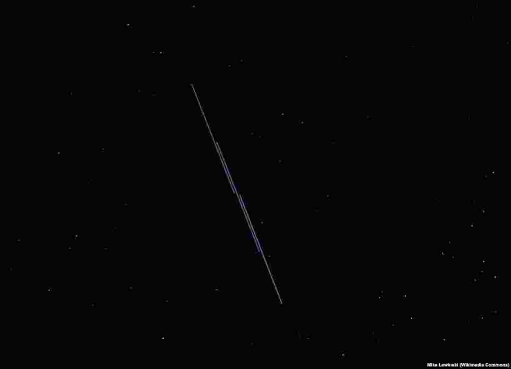 Сателити на Starlink минуваат над Трес Пиедрас, Ново Мексико. Starlink првично беше замислен да понуди сателитска интернет конекција на места со недостаток на телекомуникациска инфраструктура, како што се на море, на изолирани локации далеку од градовите или на места кои страдаат од владините ограничувања за пристап до интернет. Но, исто така, стана спас, додека Украина се бори со силите на Москва. На Твитер и во медиумите имаше многу информации околу посветеноста на SpaceX за Украина и подготвеноста на компанијата да продолжи да плаќа за услугата.&nbsp;