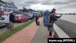 На автобусній зупинці Батумського залізничного вокзалу після прибуття потяга з Тбілісі