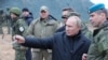 "Они в любом случае ряженые". Блогеры о визите Путина к мобилизованным