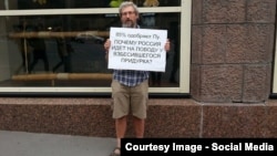Mikhail Lashkevich, a researcher at the Institute for Theoretical Physics, was detained by police in August after standing on a busy Moscow street holding a poster that referred to Vladimir Putin as a "raging idiot."