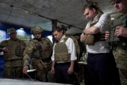 Президент України Володимир Зеленський під час відвідин прифронтових позицій в Донецькій області, 14 жовтня 2019 року