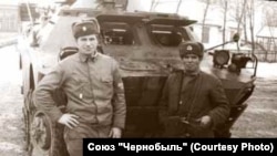 Володимир Михайлов (зліва) у період ліквідації аварії