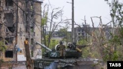 Военносслужащие «народной милиции» «ДНР» в танке на одной из улиц Мариуполя Донецкой области, 14 мая 2022 года