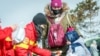 Voluntari SMURD oferă alimente și dulciuri refugiaților care trec în România prin vama Siret în data de 26 februarie 2022, la două zile de la izbucnirea războiului.