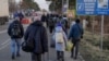 Бегалци од Украина на романската граница кај преминот Сирет. 24.02.2022. 