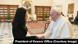 Nedavno preminuli papa Franjo dočekuje kosovsku predsednicu Vjosu Osmani u Vatikanu 23. januara 2023. godine.