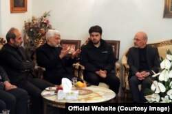 تصویر منتشر شده در رسانه‌های ایران از دیدار سعید جلیلی با خانواده جبلی پس از سرنگونی پرواز ۷۵۲
