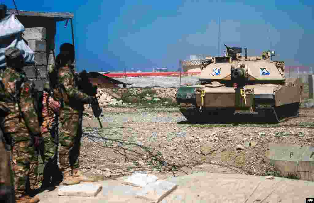 An Iraqi forces' M1 Abrams tank advances toward Mosul, Iraq, during an offensive to retake the area from Islamic State (IS) militants on February 25, 2017. 