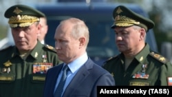Орусия президенти Владимир Путин Башкы штабдын жетекчиси Валерий Герасимов жана коргоо министри Сергей Шойгу менен. 