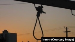 خانوادههای چهار زندانی سیاسی کًرد یکشنبه هفتهٔ گذشته در برابر زندان اوین تحصن کردند