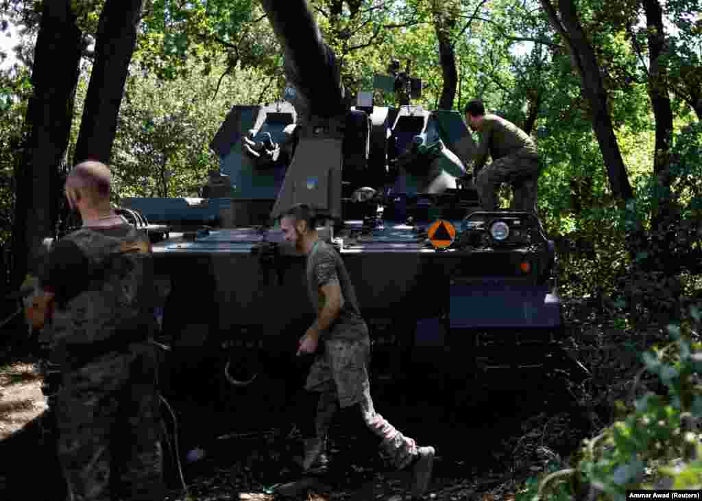 The crew of five consists of the driver, vehicle commander, gunner, and two ammunition handlers.&nbsp;