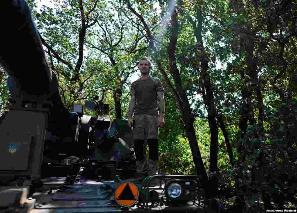 Weighing in at 48 tons when fully loaded with fuel and ammunition, its maximum speed is 67 kilometers per hour, with an average road speed of up to 30 kph. The estimated operational range is 400 kilometers.