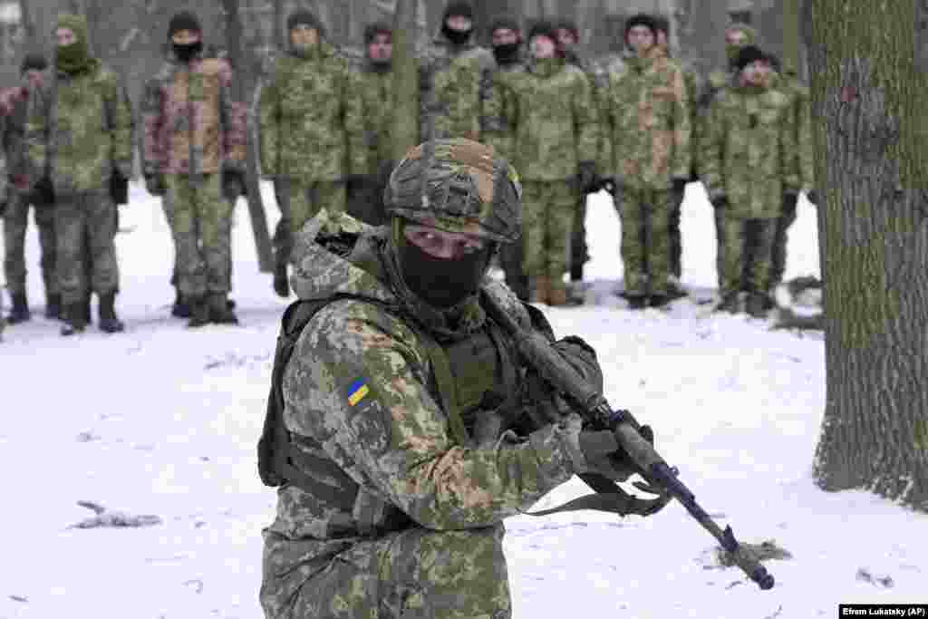 An instructor trains volunteer Territorial Defense Forces in a Kyiv park on January 22. 
