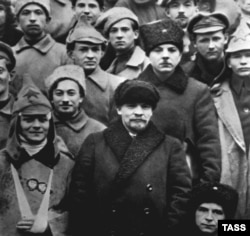 Председатель Совета народных комиссаров Владимир Ленин (в центре) и военачальник Климент Ворошилов среди участников подавления Кронштадтского восстания, 1921 год