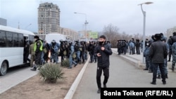 Сұйытылған газдың қымбаттағанына наразы адамдар жиналып, газ бағасын түсіруді талап етіп тұрған Ынтымақ алаңының шетінде жүрген полиция. Ақтау, Маңғыстау облысы, 3 қаңтар 2022 жыл.