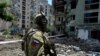 Російський військовий стоїть серед руїн захопленого Сєвєродонецька. Це може здатися вам дивним і недієвим, але перед зверненням до ЄСПЛ правозахисники радять надсилати заяви про злочини окупантів до Слідчого комітету Росії. Чому – розповідаємо нижче