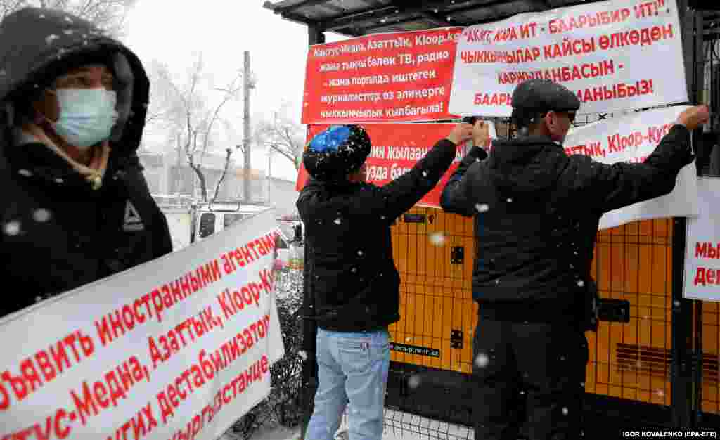 Ljudi se okupljaju na mitingu tražeći zatvaranje nezavisnih novinskih i istraživačkih medija Kaktus.media, Kloop i Kirgistan servis RSE/RL u Biškeku 9. februara. Demonstranti žele da se te kuće proglase "stranim agentima", govoreći da destabilizuju živote kirgiskog naroda.