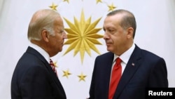 Joe Biden (L) i Recep  Tayyip Erdogan, august 2016.